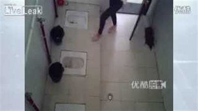 بالفيديو.. صيني يزرع كاميرا داخل «حمام السيدات»