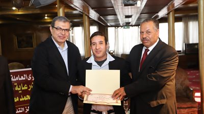 وزير القوى العاملة يوزع 2150 قطعة ملابس على متحدي الإعاقة والأيتام