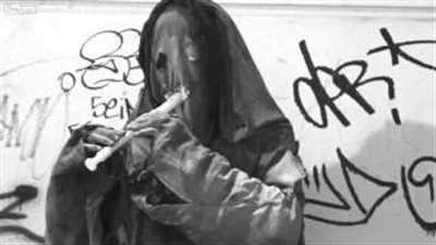 بالفيديو.. العازف الشبح يثير ذعر المارة في تشيلي