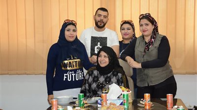 «طه» يكرم موظفة بديوان محافظة دمياط لبلوغها سن التقاعد (صور)