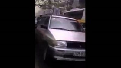 بالفيديو.. امرأة تعرقل حركة سير السيارات بتايلاند