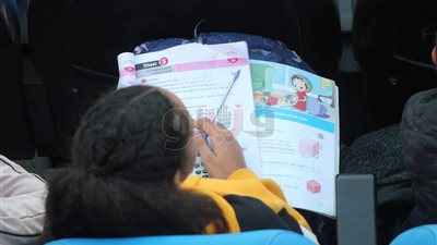 طالبة تذاكر دروسها في إستاد القاهرة قبل مباراة المنتخب الأوليمبي