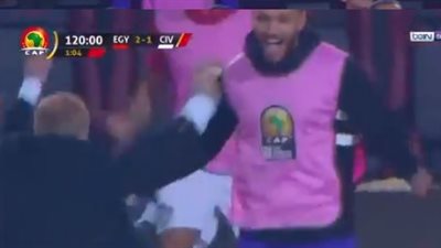 فرحة هستيرية لشوقي غريب واللاعبين بعد الفوز على كوت ديفوار (فيديو)