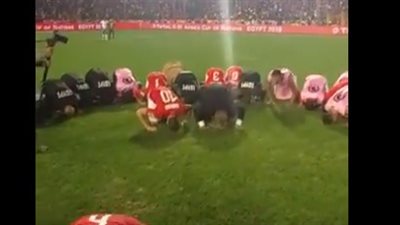 سجدة شكر للمنتخب الأوليمبي بعد الفوز ببطولة أفريقيا تحت 23 سنة (فيديو)