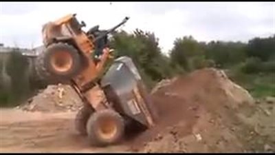 بالفيديو.. لحظة انقلاب جرار بسبب الحمولة الزائدة