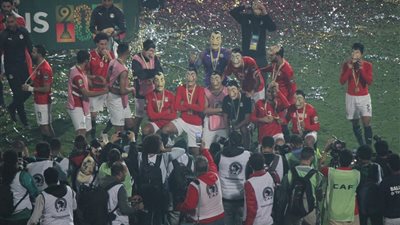 لاعبو المنتخب يحتفلون بكأس أمم أفريقيا بقناع 