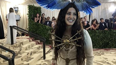 لانا ديل راي تتقمص شخصية القديسة لوسي في حفل «Met Gala» (صور)