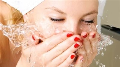 الفراولة والشوفان والليمون لعلاج وترطيب البشرة الدهنية في الصيف