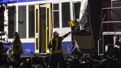 ارتفاع حصيلة تصادم قطارين بألمانيا إلى 16 قتيلا ومصابا (صور)