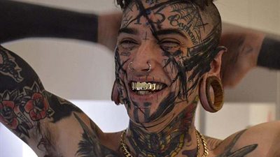 ٤٠ عملية تغيير جسد صاحب أكثر وشوم بأستراليا (صور)