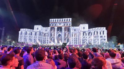 الحريري وفوزي يبهران الجمهور بأول مسرح 