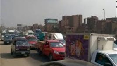 كثافات مرورية بمحور الأوتوستراد بسبب انقلاب سيارة نقل محملة بالطوب