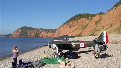 هبوط اضطراري لطائرة على شاطئ بريطاني (فيديو وصور)