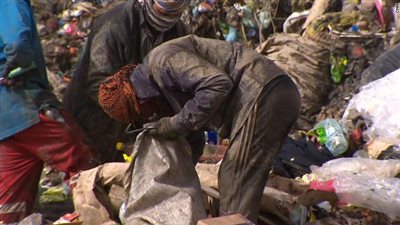 مواطن يقترح توزيع الأطعمة الفائضة من فنادق الغردقة على نباشى القمامة