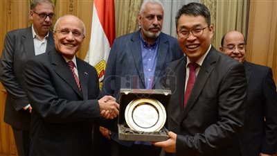 العصار يشهد توقيع بروتوكول لتصنيع إطارات السيارات مع بولي الصينية