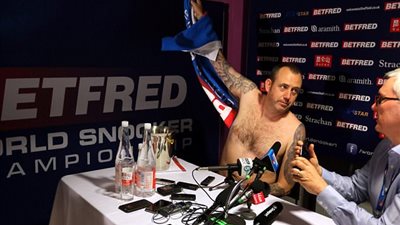 بطل العالم في السنوكر يحضر مؤتمرا صحفيا عاريا (فيديو وصور)
