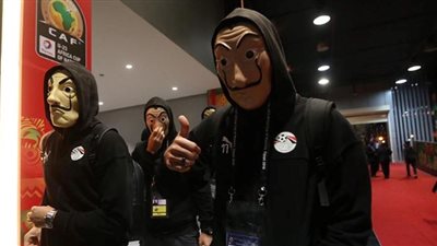 طاهر محمد طاهر يروي قصة دخول الإستاد بقناع 