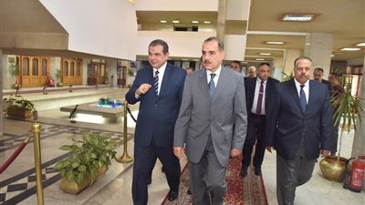 محافظ أسيوط يستقبل 