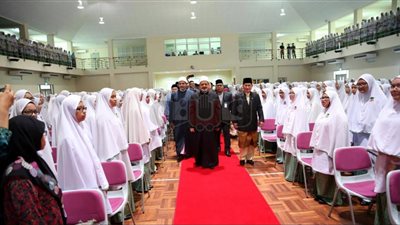 الإمام الأكبر بعد زيارة المدرسة الدينية للبنات: زال قلقي على العربية