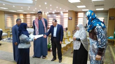 محافظ الشرقية يسلم وحدتين سكنيتين لشقيقين 