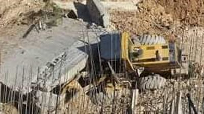 مصرع عامل إثر انهيار جدار فوق لودر ببورسعيد