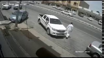 لحظة نجاة شاب من الدهس تحت عجلات 4 سيارات (فيديو)