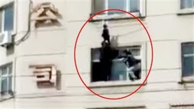 لحظة إنقاذ طفلة قبل سقوطها من نافذة شاهقة الارتفاع (فيديو)