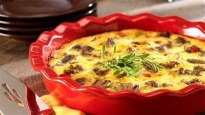 البيض بالسجق أكلة لذيذة على مائدة سحورك (فيديو)