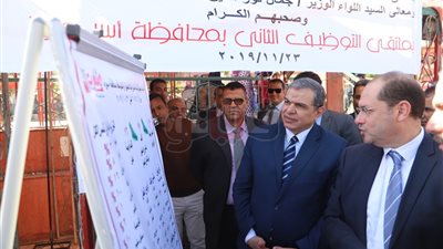 وزير القوى العاملة ومحافظ أسيوط يفتتحان ملتقى توظيف يوفر 7000 وظيفة