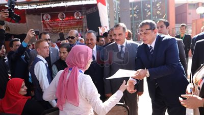 تسليم 20 شهادة أمان للعمالة غير المنتظمة و29 عقد عمل لمتحدى الإعاقة بأسيوط