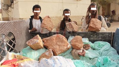 التحقيق مع 3 أشخاص ضبطوا بحوزتهم أحجار ذهب في أسوان (صور)