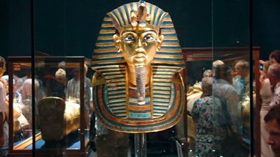 البدء في إعداد فتارين عرض قاعة توت عنخ آمون بالمتحف المصري الكبير