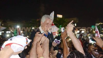 بالصور.. مرتضى منصور يصل الزمالك محمولا على الأعناق