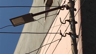 رغم الحوادث المأساوية.. أعمدة الإنارة بالدقهلية خطر يهدد حياة المواطنين