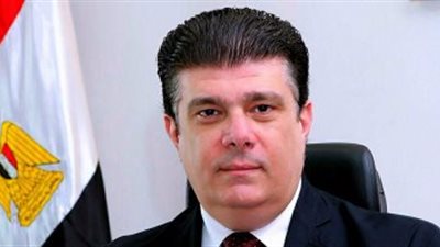 حسين زين يكرم القائمين على نقل بطولة كأس الأمم الأفريقية للشباب