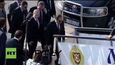 بالفيديو.. لحظة تعثر «السيسي» أثناء صعوده على حاملة صواريخ