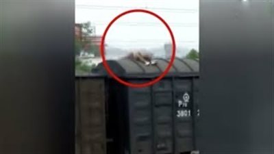 شاب يصعد فوق قطار لالتقاط صورة فيتعرض لصعق كهربائي (فيديو)