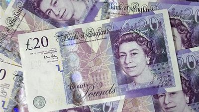 الإسترليني يهبط إلى أدنى مستوى في أربعة أشهر أمام الدولار