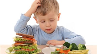 ساعدي طفلك على تخطى آلام التسنين بالأطعمة الطبيعية