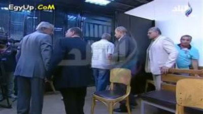 بالفيديو.. لحظة دخول «مبارك» قاعة المحكمة للإدلاء بأقواله