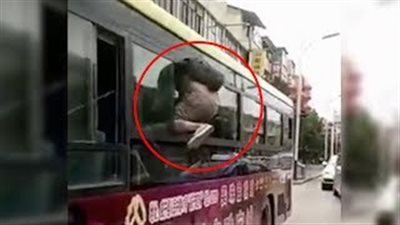 لقطات مذهلة لمارة يلقون القبض على لص يهرب من نافذة حافلة (فيديو)