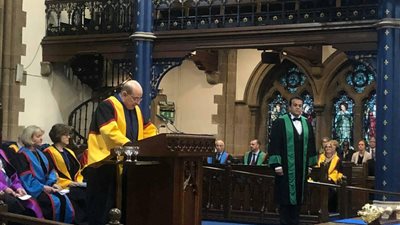 الكلية الملكية للأطباء تمنح وزير التعليم العالي الزمالة الفخرية