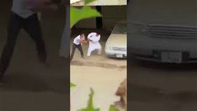 لحظة اعتداء شباب على نجل شرطي بأحد شوارع الكويت (فيديو)