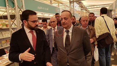 وزير الثقافة المغربي يزور معرض كتاب فلسطين
