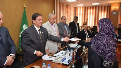 تسليم 200 ألف جنيه لـ20 أسرة من أهالي أبو ياسين في الشرقية (صور)