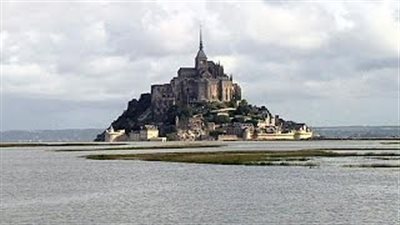 بالفيديو.. جبل «القديس ميشال» يتحول فجأة إلى «جزيرة»