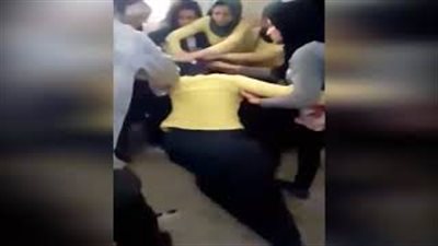 مشاجرة بين طالبات مدرسة ثانوية بشبرا الخيمة (فيديو)