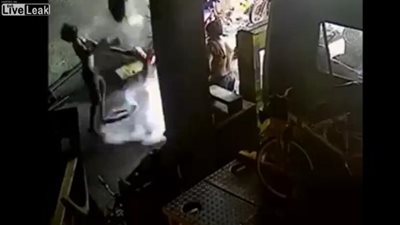 بالفيديو.. لحظة وفاة شاب انفجر في وجهه إطار شاحنة