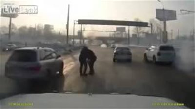 بالفيديو.. لحظة دهس رجل بين سيارتين