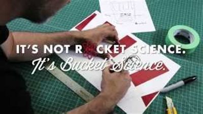 بالفيديو.. دلو دجاج كنتاكي يطبع الصور بكندا